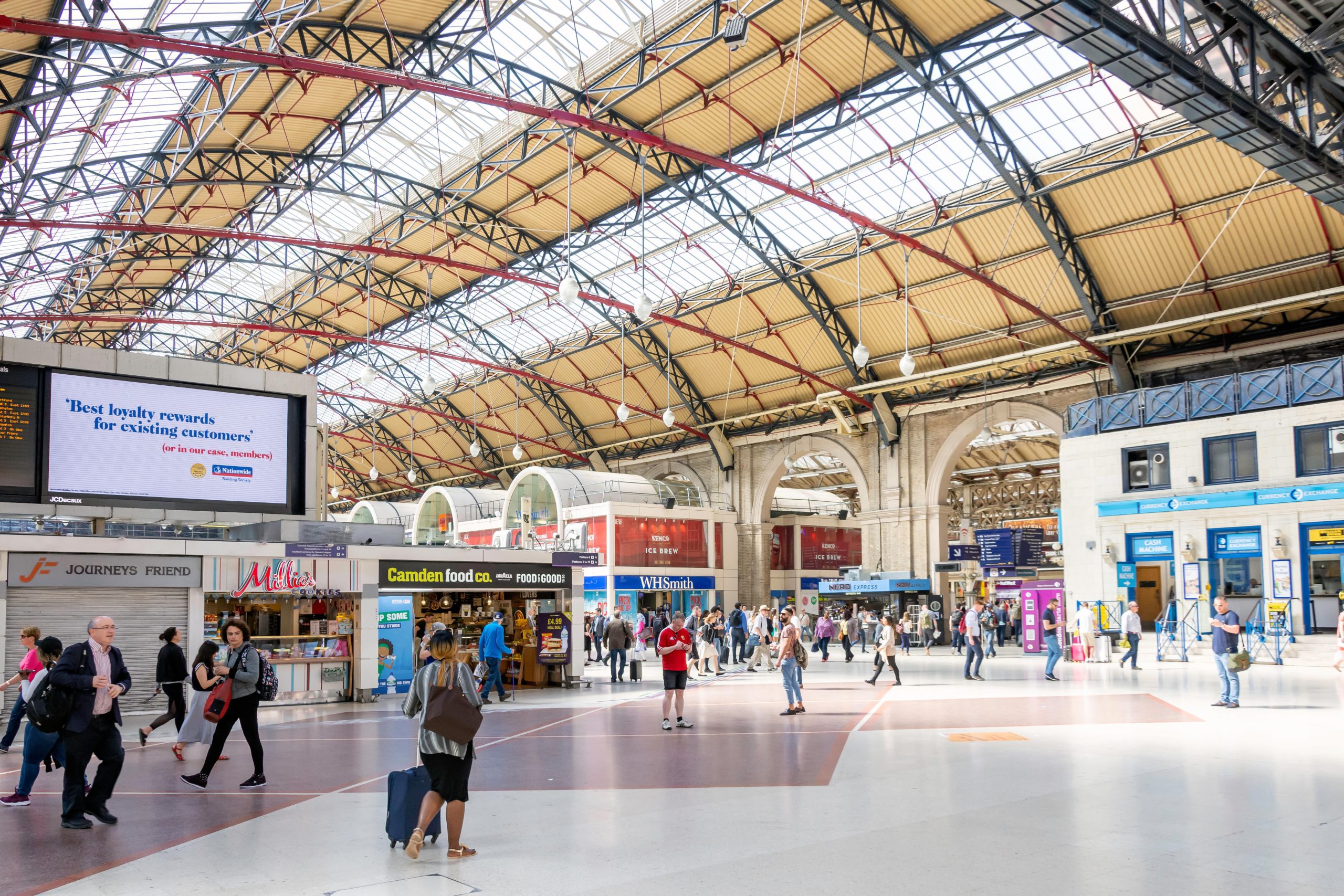 Interior concourse at Victoria Railway Station, Victoria, City of Westminster, Greater London, England, United Kingdom